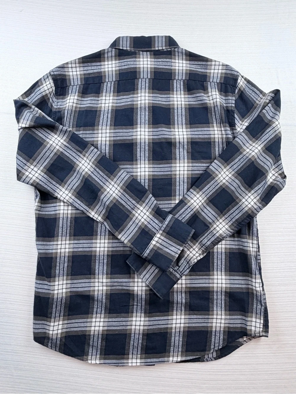 Banana Republic Men's Navy Plaid Button-Down Shirt Unticked fit Size M